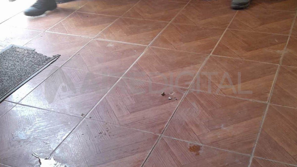 Uno de los colectiveros discutió en todo momento con un arma de fuego en la mano, y antes de retirarse del lugar efectuó un disparo que impactó en el piso y no dejó personas heridas. Uno de los colectiveros discutió en todo momento con un arma de fuego en la mano, y antes de retirarse del lugar efectuó un disparo que impactó en el piso y no dejó personas heridas.