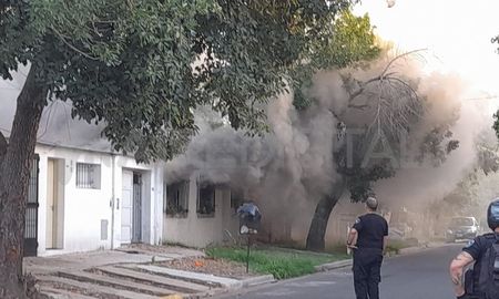 Hasta el momento, se desconocen las circunstancias en las que se generó el foco ígneo y tampoco si hay personas heridas. Hasta el momento, se desconocen las circunstancias en las que se generó el foco ígneo y tampoco si hay personas heridas.
