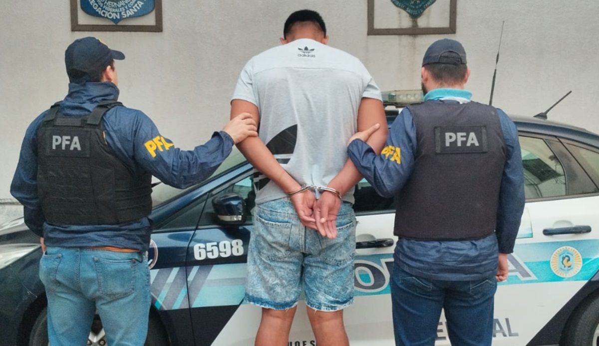 El detenido fue llevado a la sede de la PFA de Santa Fe y luego entregado a la PDI en donde se encuentra la investigación.&nbsp;