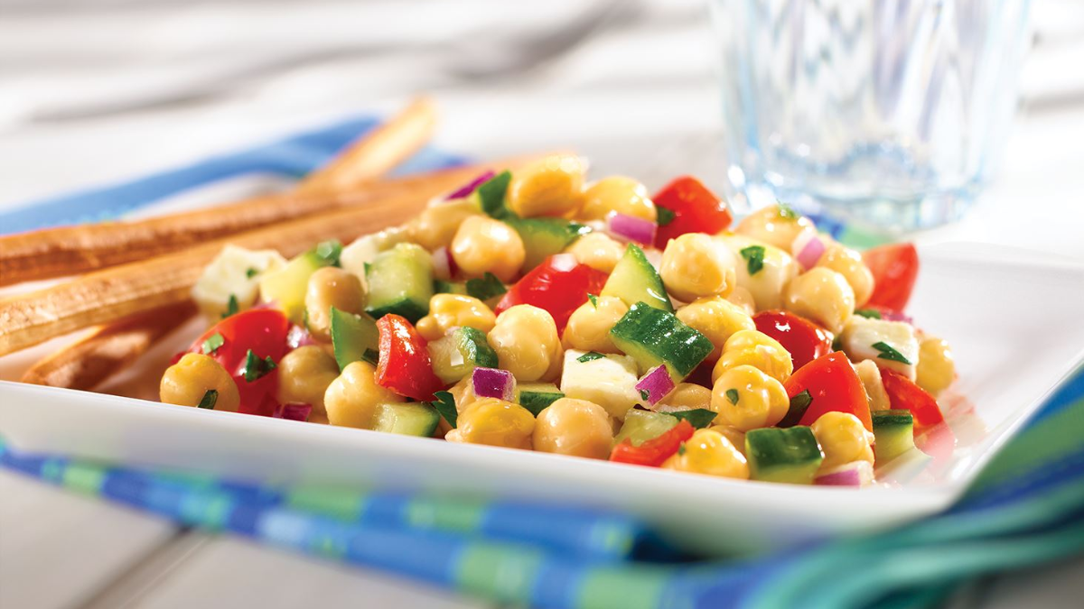 La receta para hacer ensalada de garbanzos en 3 pasos