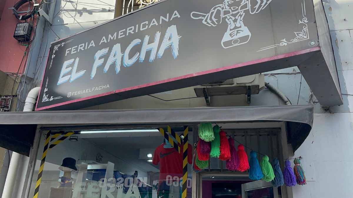 Un delincuente rompió completamente una vidriera para robar un morral, tipo bandolero, de escaso valor económico. Un delincuente rompió completamente una vidriera para robar un morral, tipo bandolero, de escaso valor económico.