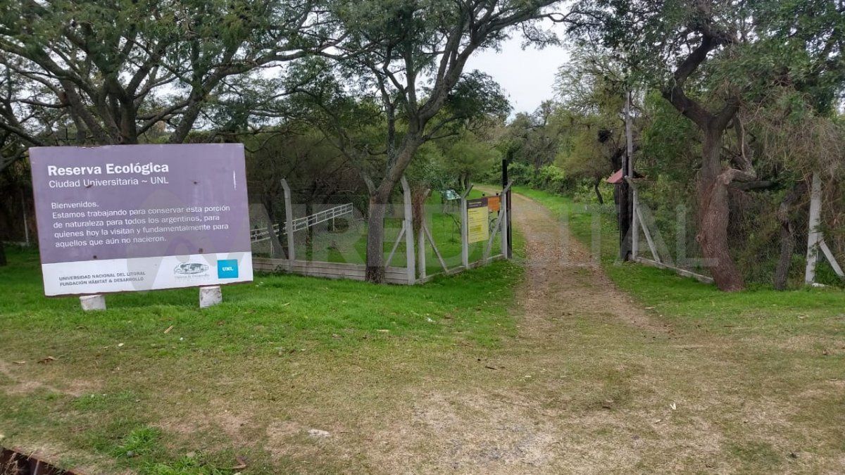 La reserva creada en 1998 tiene una superficie aproximada de 12 hectáreas pertenecientes a la Universidad del Litoral y frente a la Laguna Setúbal, con acceso sobre Costanera Este. 