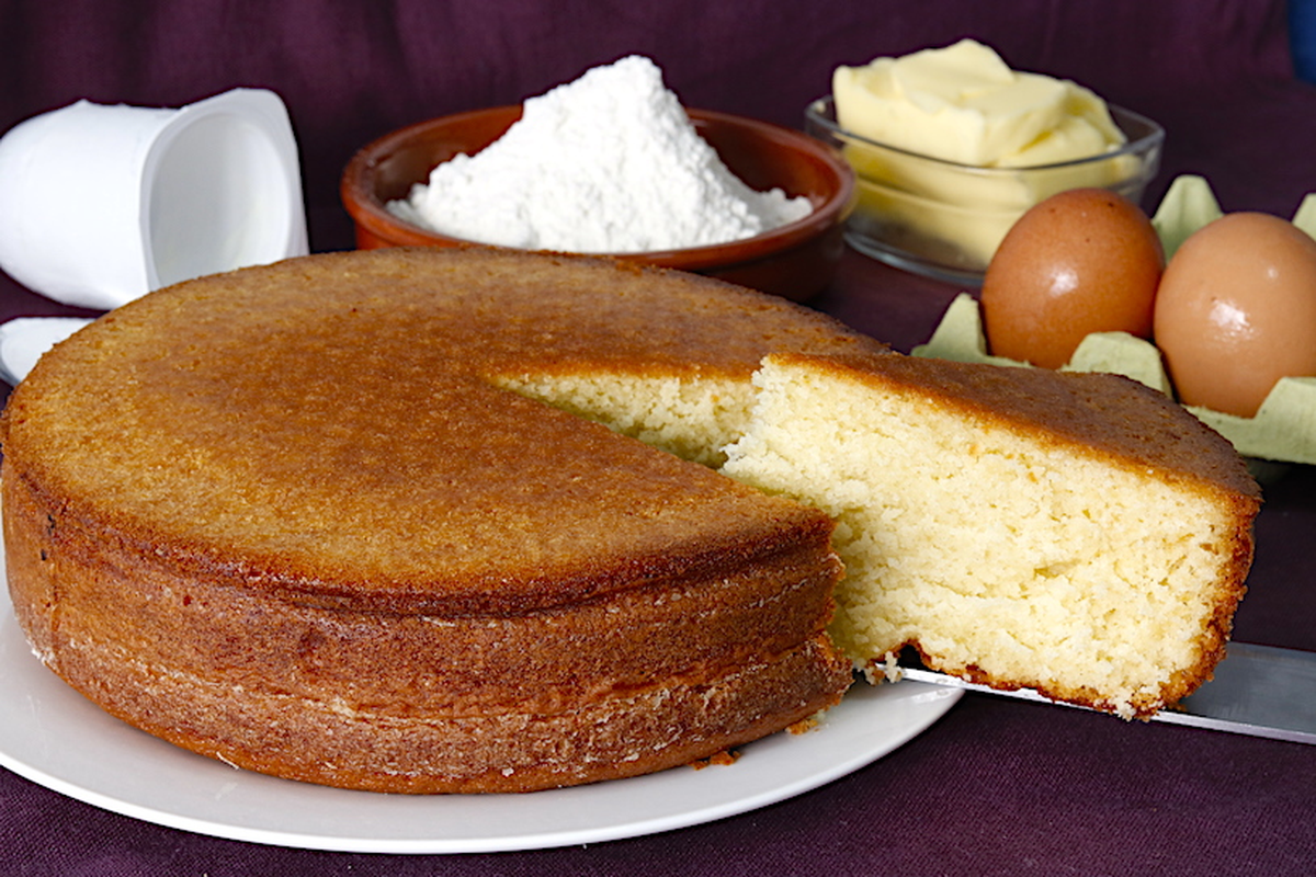 La torta de yogur es una rica versión del clásico bizcochuelo. La torta de yogur es una rica versión del clásico bizcochuelo.