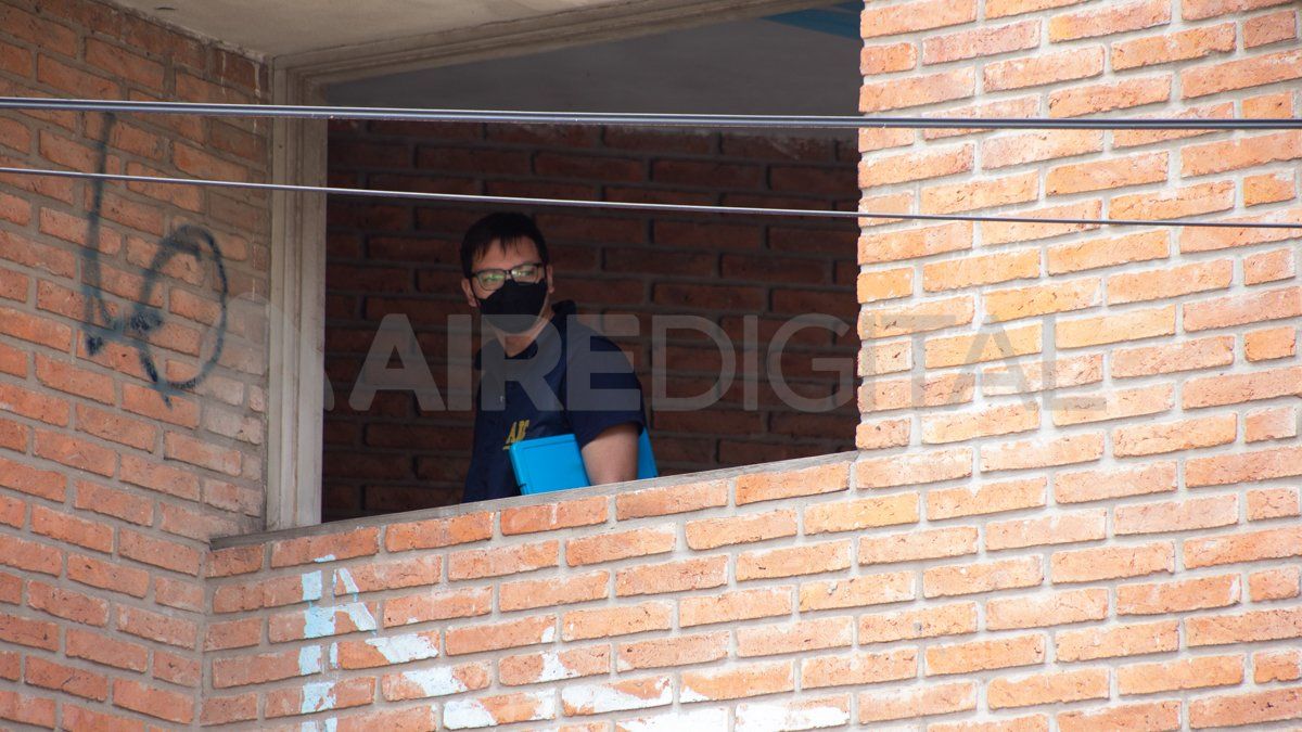 Los oficiales de la Agencia de Investigación Criminal constataron que en el interior del edificio no hay gente viviendo.
