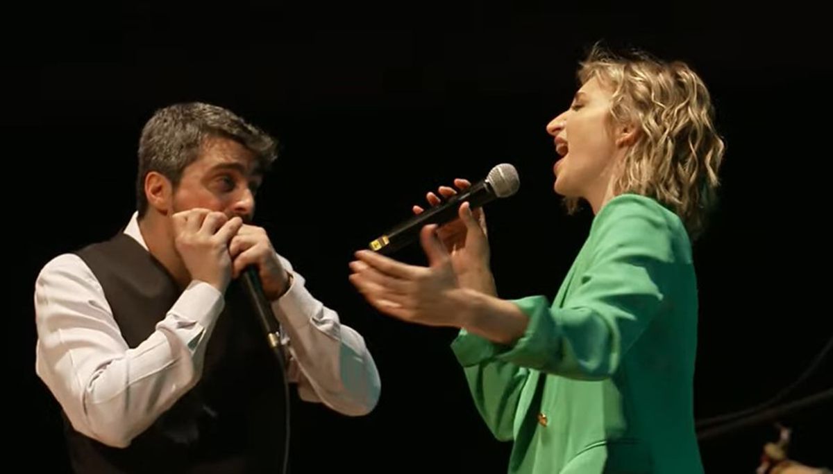 Franco toca y Victoria canta, en uno de los momentos emotivos del recital por sus 20 años.
