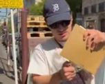 El actor intentó prender fuego las fotografías que le acercaron y reavivó el debate sobre los límites entre la admiración y el acoso.