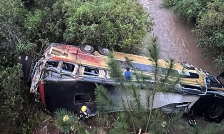 Son cuatro los pasajeros que sobrevivieron al accidente del colectivo que chocó y cayó a un arroyo en Misiones. Son cuatro los pasajeros que sobrevivieron al accidente del colectivo que chocó y cayó a un arroyo en Misiones.