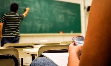 Desde el Ministerio de Educación de Santa Fe están convencidos de que el uso de celulares en horarios escolares interfiere negativamente en las estrategias pedagógicas. Desde el Ministerio de Educación de Santa Fe están convencidos de que el uso de celulares en horarios escolares interfiere negativamente en las estrategias pedagógicas.