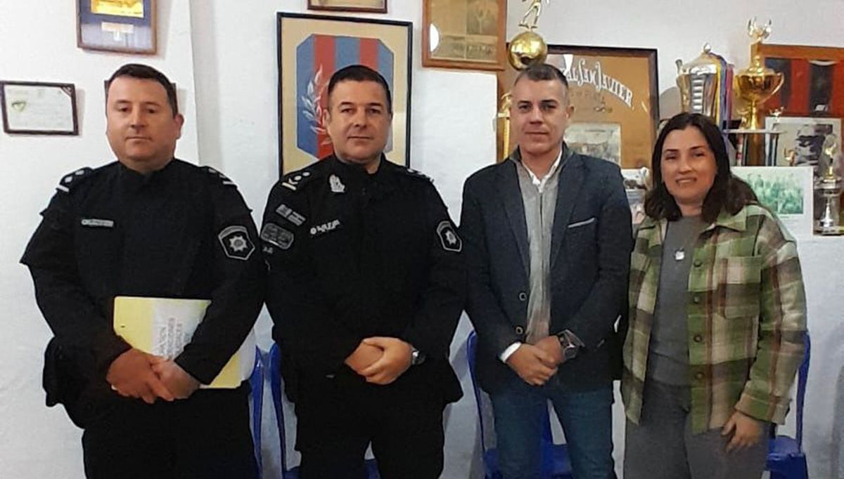 Autoridades provinciales, municipales, policiales y dirigentes deportivos presentaron el dispositivo previsto para el encuentro entre Central San Javier y Huracán de San Javier. Autoridades provinciales, municipales, policiales y dirigentes deportivos presentaron el dispositivo previsto para el encuentro entre Central San Javier y Huracán de San Javier.