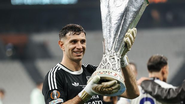 Dibu Martínez ganó la UEFA Europa League con el Aston Villa y festejó con Facundo Sava.