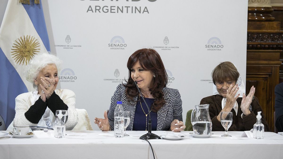 Para CFK, el vallado que el gobierno de la Ciudad decidió poner en las cuadras aledañas a su casa es un amedrentamiento que responde a una interna de la oposición.