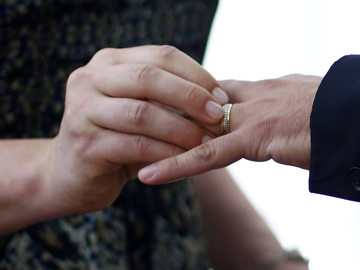 Se estaba casando y la policía lo arrestó porque le debía la cuota alimentaria a su ex.