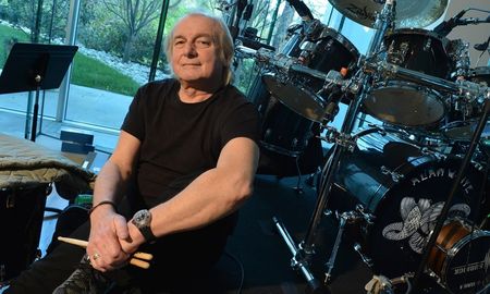 Alan fue reconocido por ser el baterista de John Lennon y por ser miembro de la famosa banda de rock progresivo Yes desde 1972. Alan fue reconocido por ser el baterista de John Lennon y por ser miembro de la famosa banda de rock progresivo Yes desde 1972.