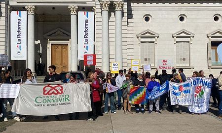 Organizaciones que nuclean los intereses de las personas con discapacidad y de sus prestadores de servicio se manifestaron en la Legislatura de la Provincia de Santa Fe. Organizaciones que nuclean los intereses de las personas con discapacidad y de sus prestadores de servicio se manifestaron en la Legislatura de la Provincia de Santa Fe.