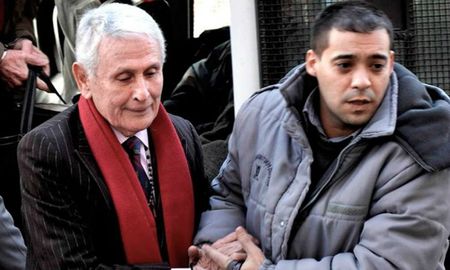 Un Tribunal Oral Federal porteño concedió el arresto domiciliario al represor Miguel Etchecolatz, aunque la medida no se hará efectiva porque tiene ese beneficio rechazado en otras causas penales en La Plata y Lomas de Zamora. Un Tribunal Oral Federal porteño concedió el arresto domiciliario al represor Miguel Etchecolatz, aunque la medida no se hará efectiva porque tiene ese beneficio rechazado en otras causas penales en La Plata y Lomas de Zamora.