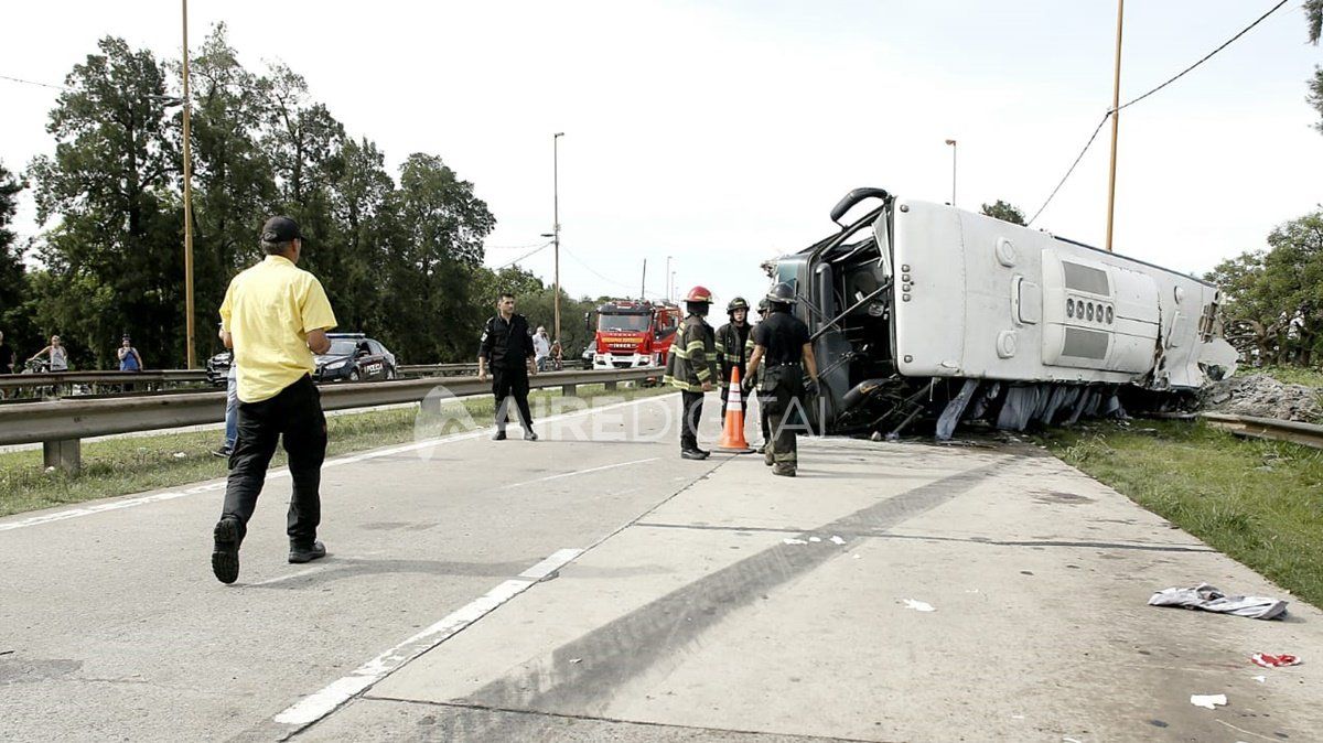 Volcó un colectivo de larga distancia en avenida de la Constitución, frente al club El Quillá