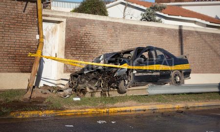 Un Peugeot 405 terminó contra el paredón de una casa Un Peugeot 405 terminó contra el paredón de una casa