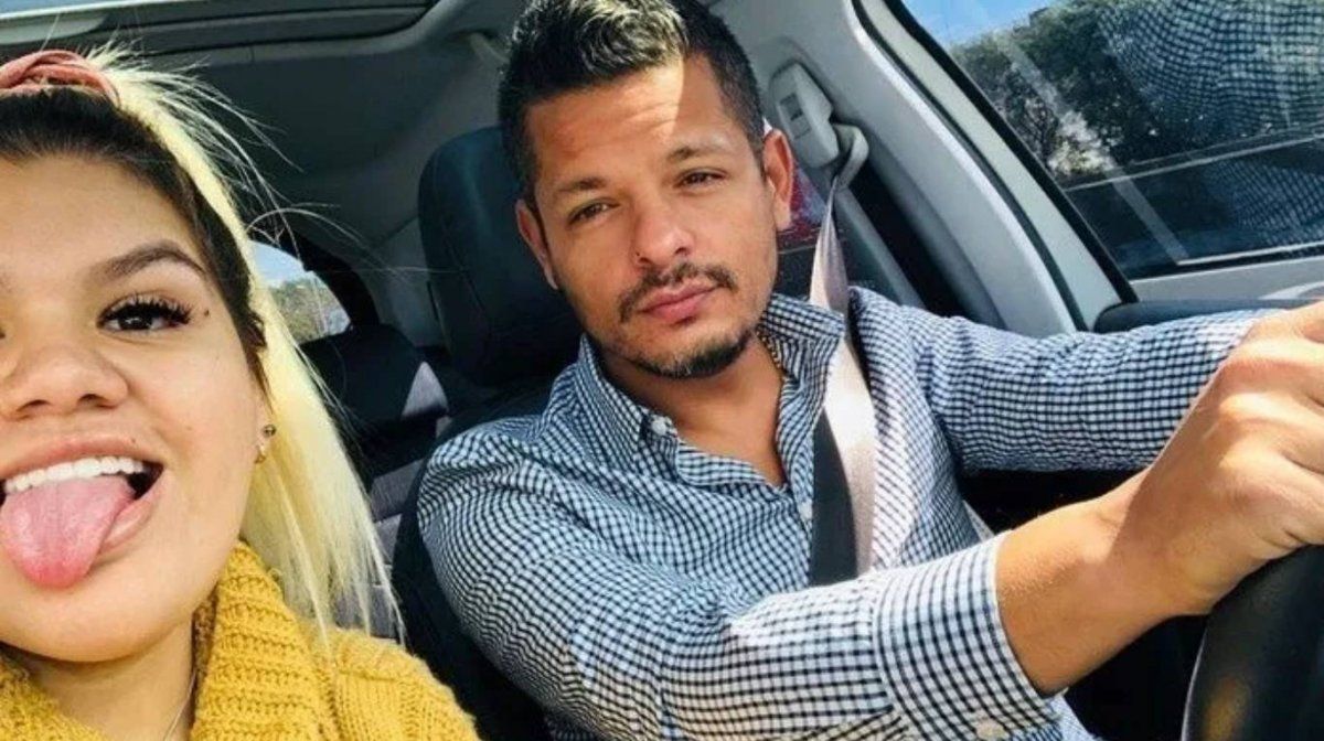 Morena siempre aparece muy pegota a su abogado.