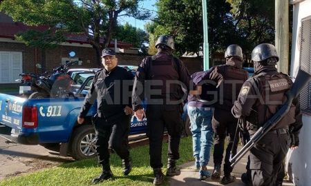 atacaron a tiros una barberia en el barrio general paz de santo tome y hay un hombre detenido atacaron a tiros una barberia en el barrio general paz de santo tome y hay un hombre detenido