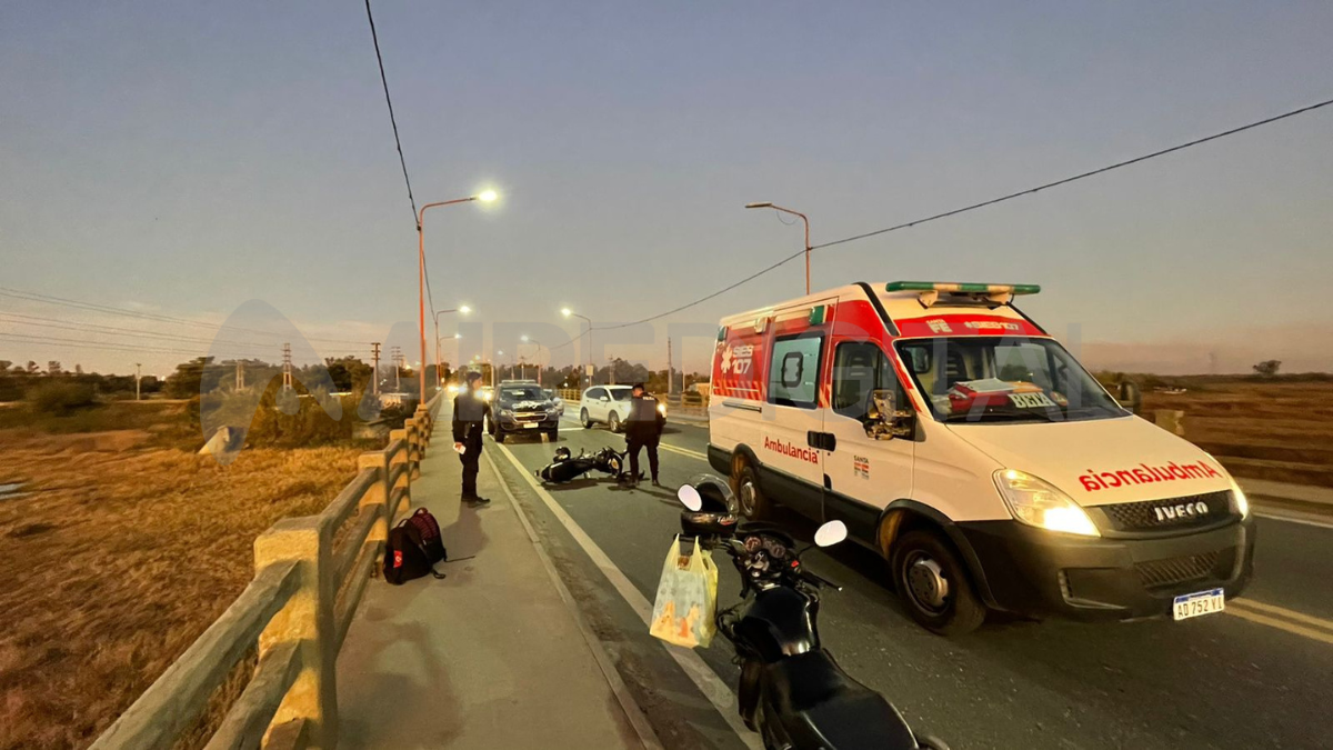 Un accidente entre un auto y una moto genera demoras sobre el tránsito en el Puente Carretero.