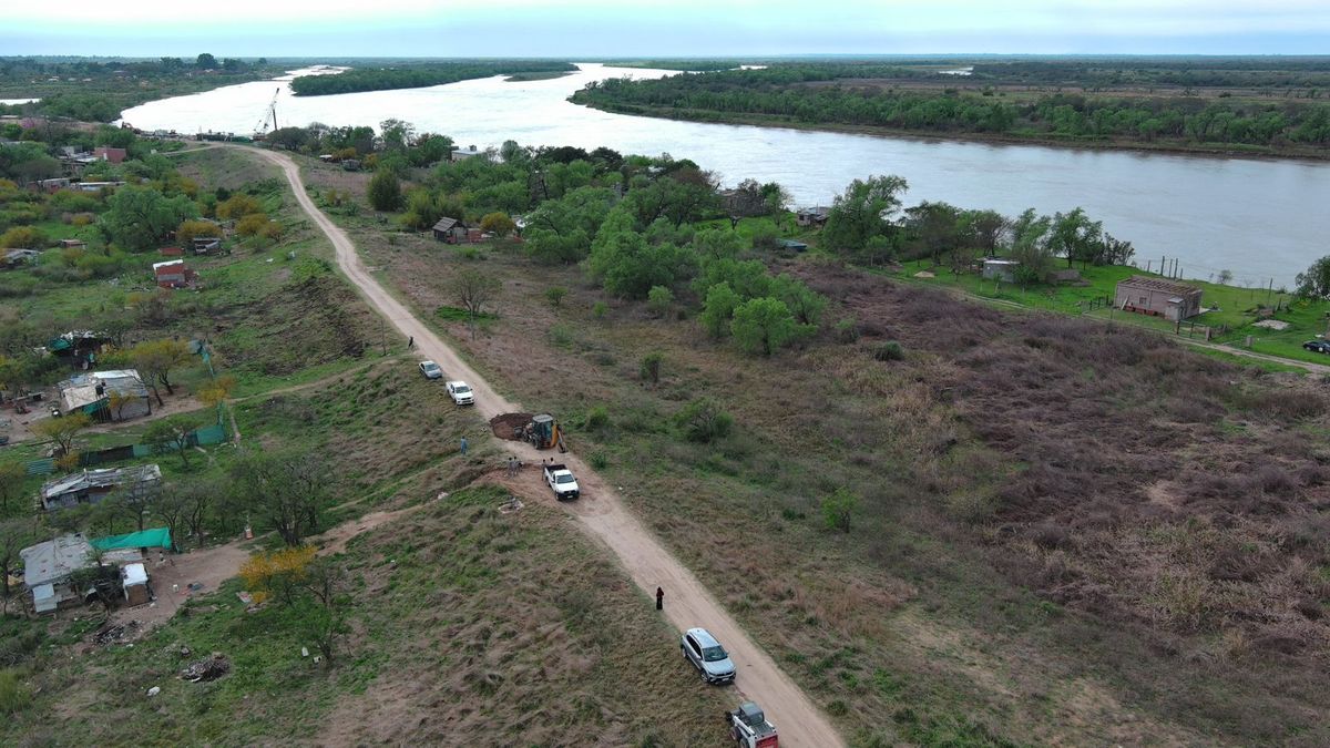 A través del proyecto de tareas de mantenimiento del sistema de defensas en Gran Santa Fe, la Provincia realizó trabajos de alteo y la limpieza de taludes en Colastiné Sur. A través del proyecto de tareas de mantenimiento del sistema de defensas en Gran Santa Fe, la Provincia realizó trabajos de alteo y la limpieza de taludes en Colastiné Sur.