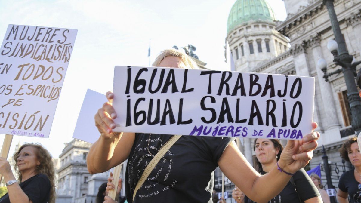 A las mujeres les cuesta más encontrar empleo y cargan con la mayor parte del trabajo no remunerado
