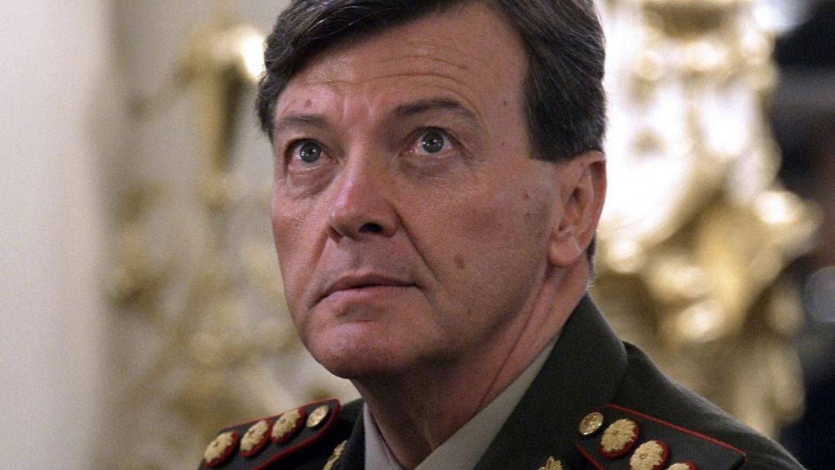 Los ladrones se llevaron un motín que incluyó dinero en efectivo y armas de fuego.