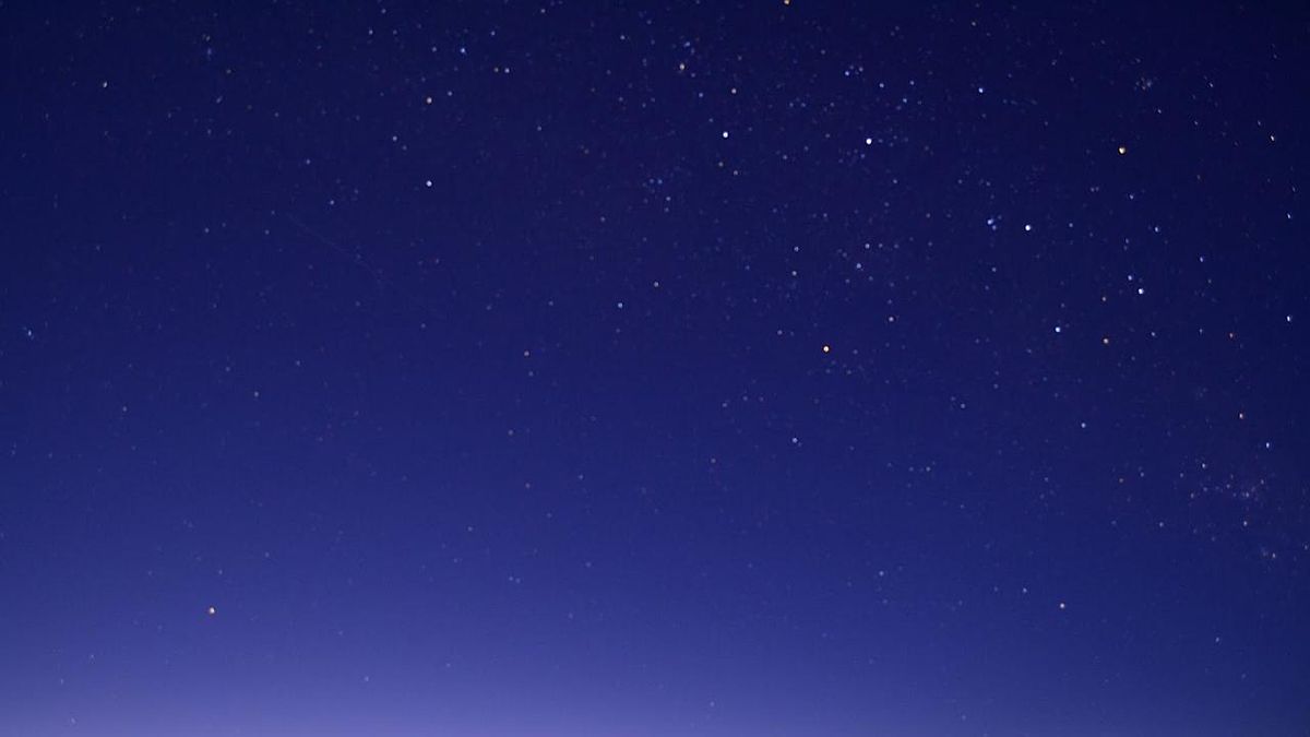El cielo azul estrellado de noche.