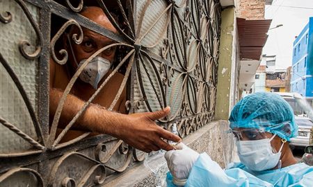 Perú prohibió las reuniones sociales en las fiestas de Navidad y Año Nuevo, como medida preventiva ante el crecimiento de casos de coronavirus. Perú prohibió las reuniones sociales en las fiestas de Navidad y Año Nuevo, como medida preventiva ante el crecimiento de casos de coronavirus.