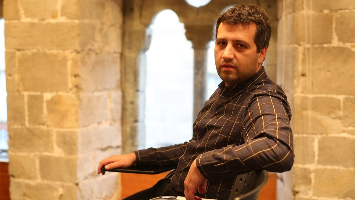 Yv&aacute;n estudi&oacute; becado en la Universidad de La Sorbona y cuenta con el grado de doctorado por la Universidad de Oviedo.