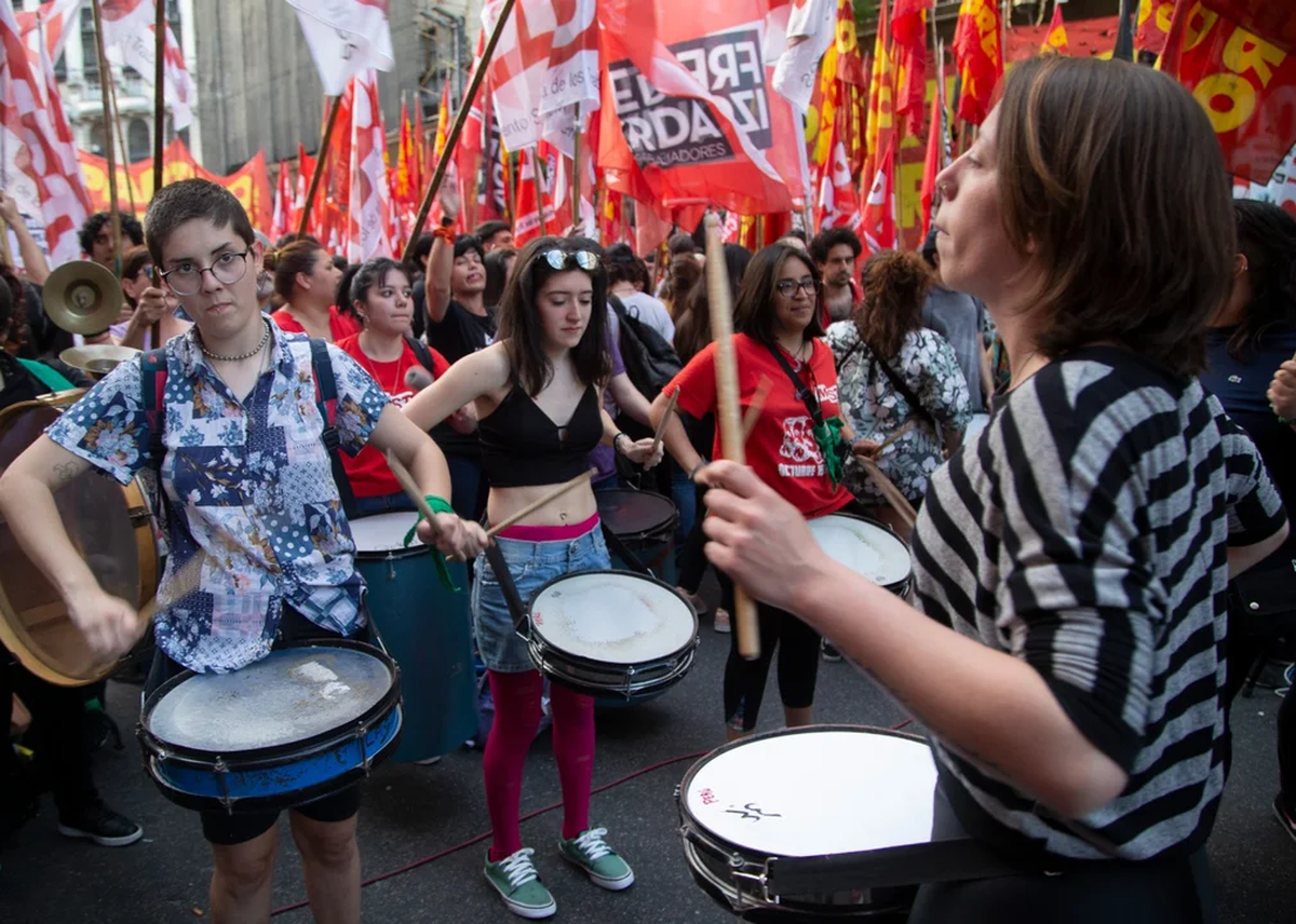 Organizaciones piqueteras y de izquierda marchan contra el veto a las jubilaciones. Fotografía: Agencia Noticias Argentinas. Organizaciones piqueteras y de izquierda marchan contra el veto a las jubilaciones. Fotografía: Agencia Noticias Argentinas. 