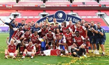 Arsenal, posando con la FA Cup tras conseguirla al haber vencio al Chelsea. Arsenal, posando con la FA Cup tras conseguirla al haber vencio al Chelsea.