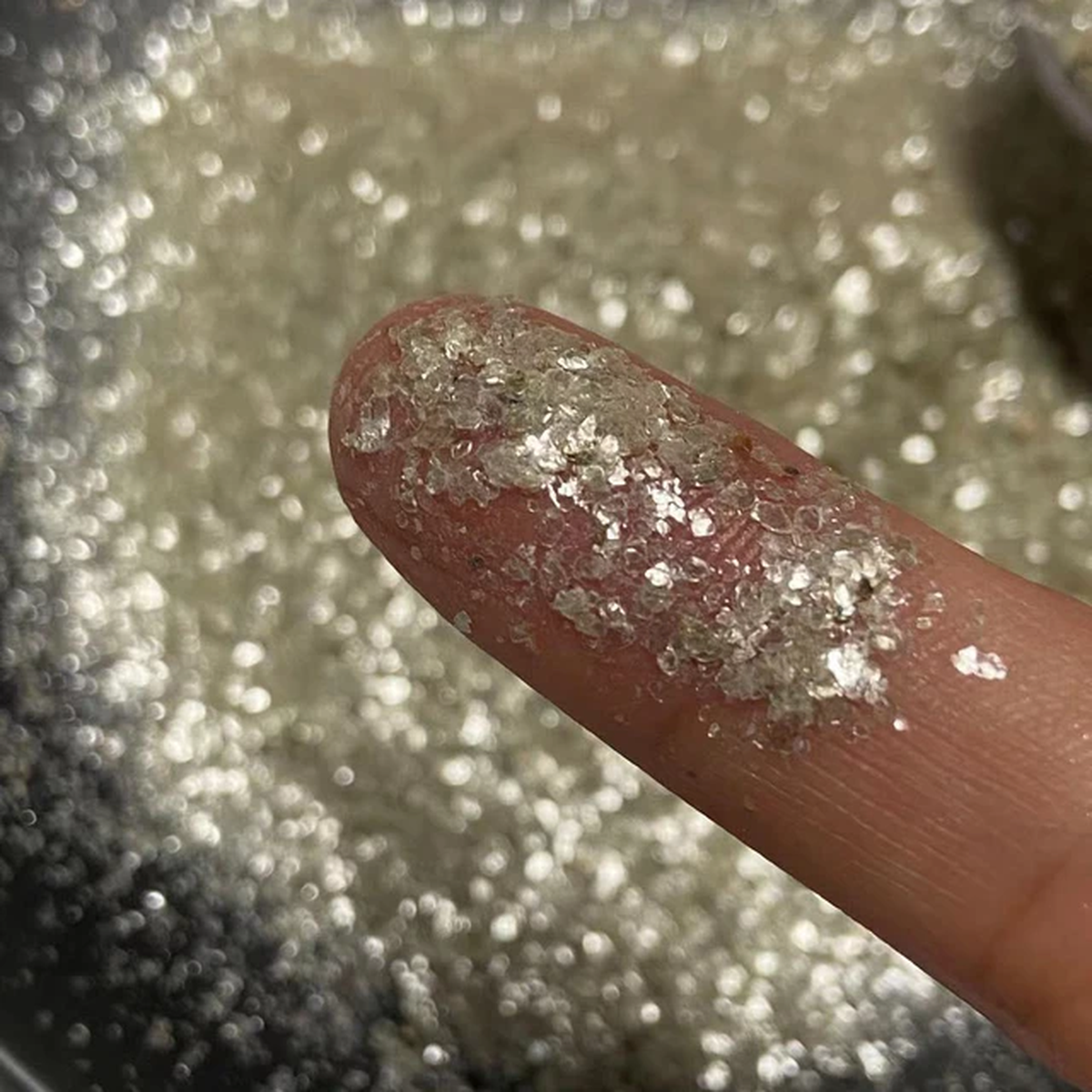 Existen alternativas al glitter tradicional, como el glitter de mica, de origen mineral.