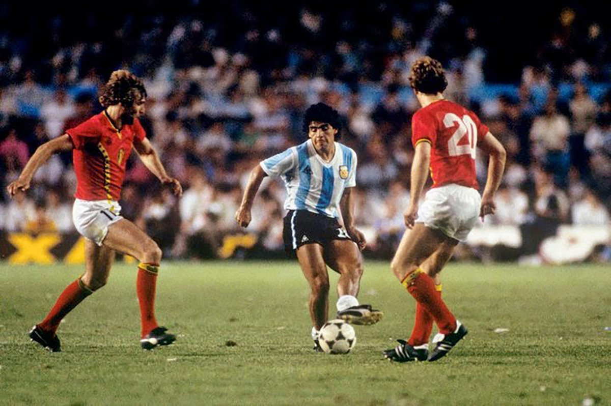 En el debut de Maradona en un Mundial, la Selección que venía de campeonar en el 78, cayó 1-0 frente a Bélgica. En el debut de Maradona en un Mundial, la Selección que venía de campeonar en el 78, cayó 1-0 frente a Bélgica.