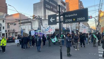 Caos de tránsito en el centro de Santa Fe por protesta de trabajadores municipales.