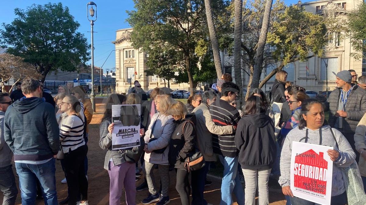 Un nutrido grupo de vecinos, amigos y familiares de Walter Paglia se manifestaron frente a tribunales. Un nutrido grupo de vecinos, amigos y familiares de Walter Paglia se manifestaron frente a tribunales.
