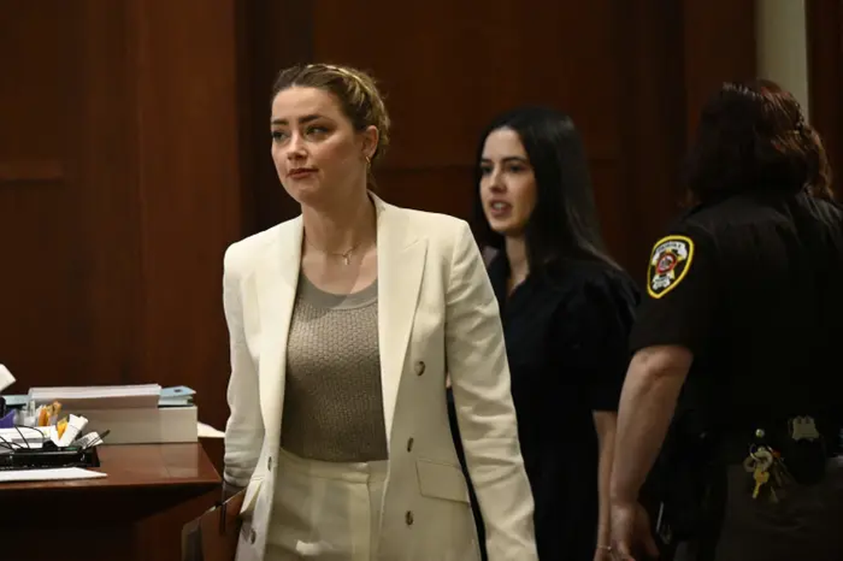 Amber Heard llegando al juzgado de Fairfax, Virginia, donde est&aacute; llev&aacute;ndose a cabo el juicio.