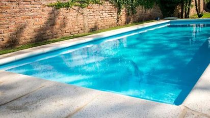 Conmoción en Córdoba: un chico de 5 años cayó a la pileta de su casa y murió