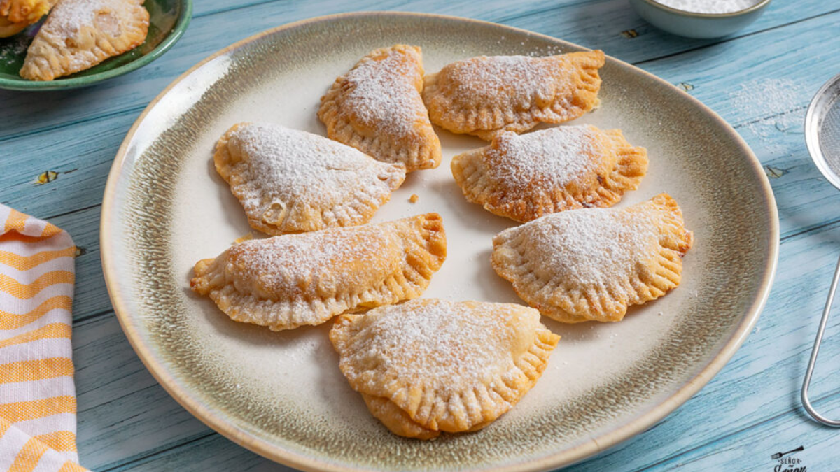 Este dulce tradicional consiste en una especie de empanadilla frita de forma triangular