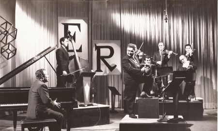 El primer impulso hacia la construcción de un tango moderno lo realizó Piazzolla en 1955 con el Octeto Buenos Aires. Al año siguiente, Rovira se incorporó al Octeto La Plata, pero no dejó ningún registro fonográfico. El primer impulso hacia la construcción de un tango moderno lo realizó Piazzolla en 1955 con el Octeto Buenos Aires. Al año siguiente, Rovira se incorporó al Octeto La Plata, pero no dejó ningún registro fonográfico.