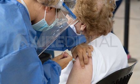 En la ciudad de Santa Fe, la inoculación a los mayores de 90 años comenzó el 28 de febrero. Ahora se espera que lleguen más dosis a la provincia para continuar con el operativo. En la ciudad de Santa Fe, la inoculación a los mayores de 90 años comenzó el 28 de febrero. Ahora se espera que lleguen más dosis a la provincia para continuar con el operativo.