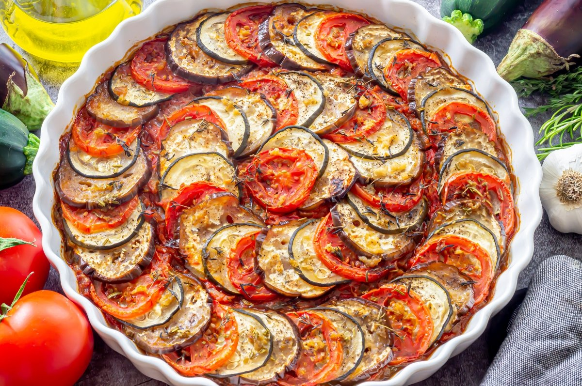 La receta de ratatouille de la película es un plato tradicional de la cocina provenzal francesa. La receta de ratatouille de la película es un plato tradicional de la cocina provenzal francesa.