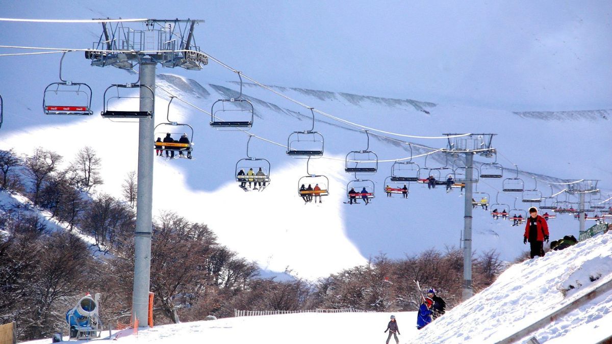 La disposición circular del cerro La Hoya actúa como un refrigerador geográfico que protege la nieve del viento y el sol, extendiendo la temporada hasta octubre. La disposición circular del cerro La Hoya actúa como un refrigerador geográfico que protege la nieve del viento y el sol, extendiendo la temporada hasta octubre.