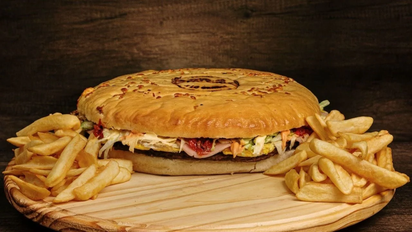 Hamburguesa gigante: la receta rápida con pocos ingredientes para hacer en casa y sorprender a la familia