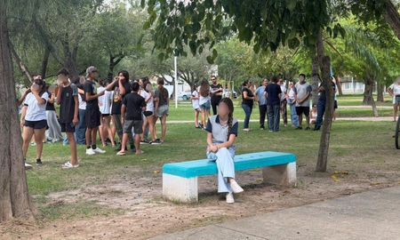 Vecinos de San Cristóbal y alumnos de la escuela Mariano Moreno se manifiestaron en la plaza principal de la ciudad para pedir justicia por la muerte de Ian C. Vecinos de San Cristóbal y alumnos de la escuela Mariano Moreno se manifiestaron en la plaza principal de la ciudad para pedir justicia por la muerte de Ian C.