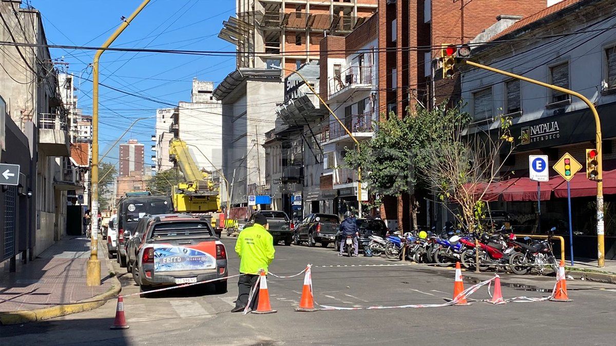 Inspectores cortaron el tránsito por 25 de Mayo mientras se realizaban los trabajos en el edificio del Grupo AIRE.