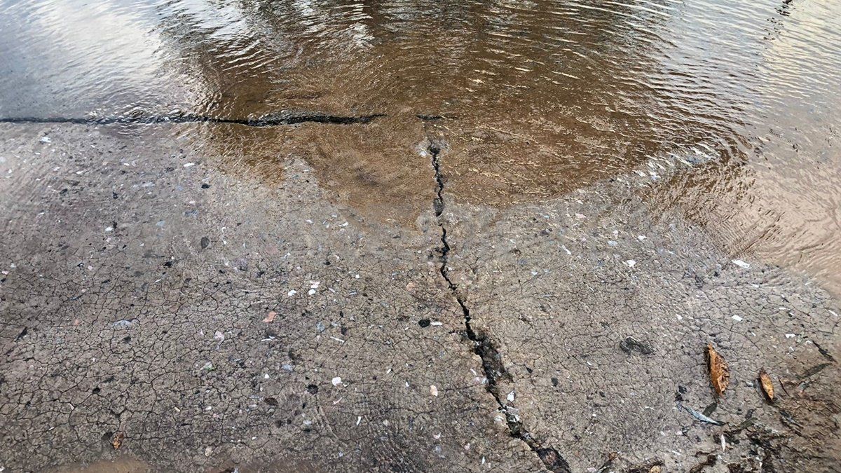 Así está la esquina de Santiago Derqui y Bernardino Rivadavia en barrio Sargento Cabral.
