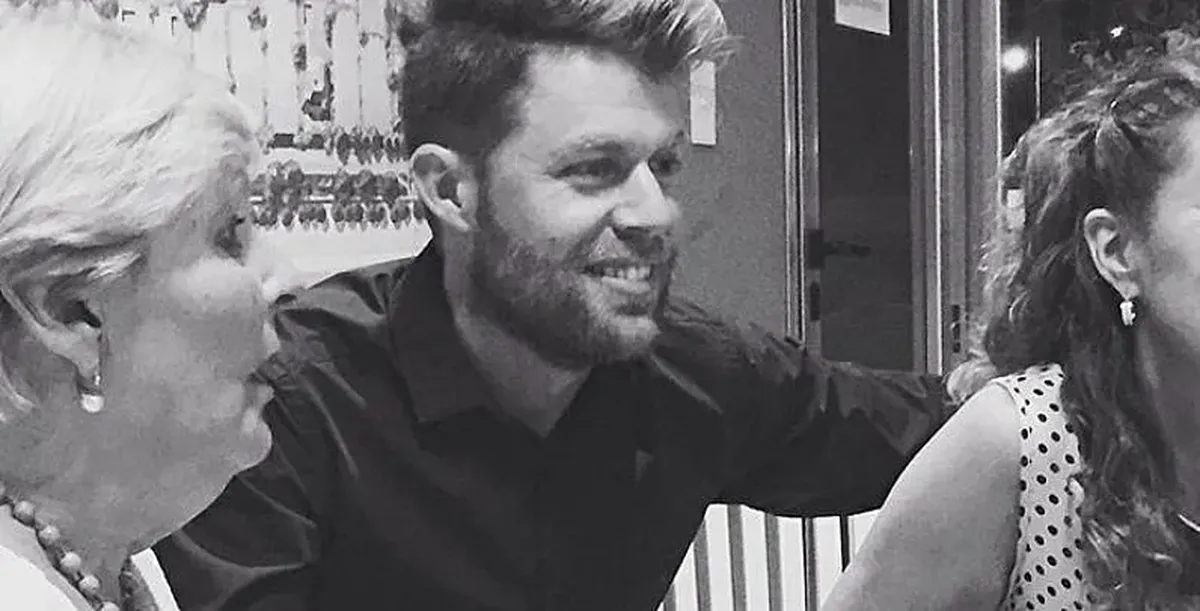 Javier Medina, la pareja de Ángel de Brito, es un estilista de perfil bajo.