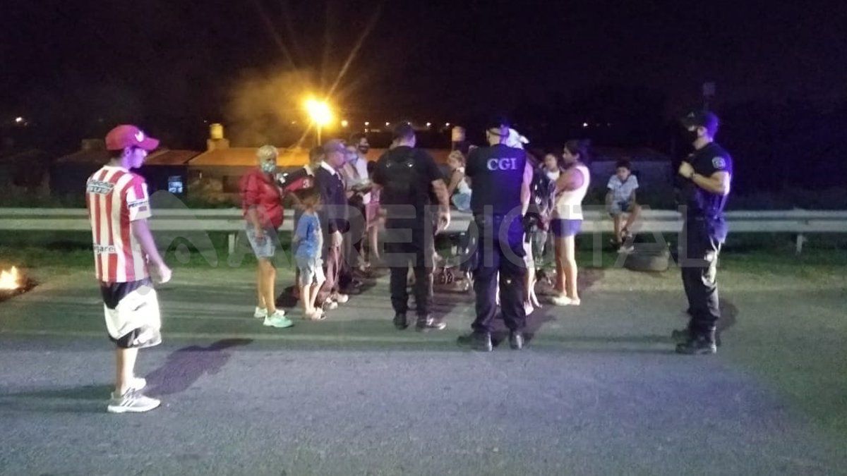 Efectivos de Infantería se hicieron presentes en el lugar y trataron de disuadir a los vecinos de continuar con el corte de la autopista.