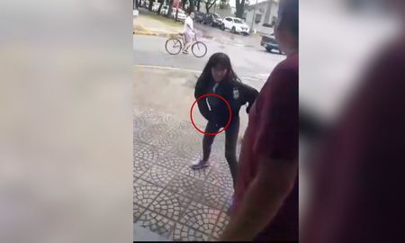 La mujer atacó al dueño del local.